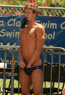speedocelebration:  maybe this guy got his itches from messing