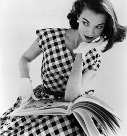 theniftyfifties:  Model Helen Bunney in a black and white chequered