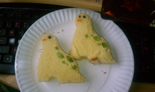 Got creative with my sandwich today. Silly dinos :3