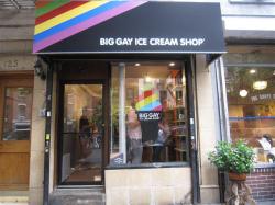 iamthe-timelord:  ah yes finally a ice cream shop for me 