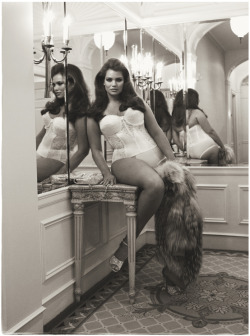 kinkycurlycoilyme:  Curves Embraced. pretaportre:  Vogue Italia