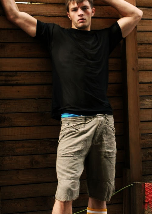 edcapitola:  This dude is so sexy and hot. I love his noticeable bulge trying to escape his shorts. Follow me and I’ll follow you - http://edcapitola.tumblr.com