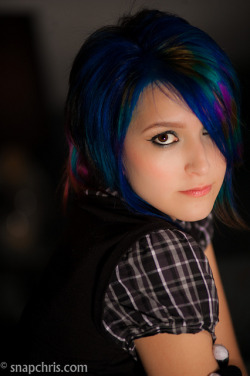 thegirlsofmydreams:  New blue hair for teen singer by tibchris