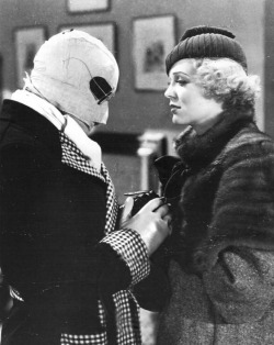 Claude Rains and Gloria Stuart in The Invisible Man (1933)