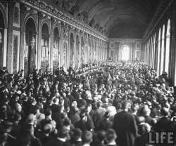 historyofeurope:  The signing of the Treaty of Versailles in