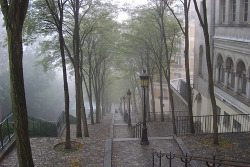 allthingseurope:  Montmartre on a rainy day (by Julie70)  Och,