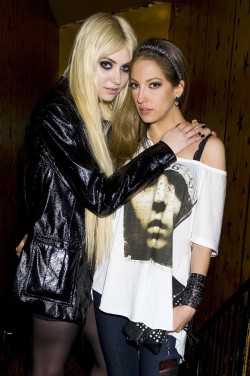 Taylor Momsen & Jenna Haze. ♥