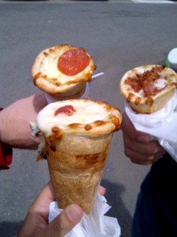 late-nights-and-glitter-tights:      toptumbles:  Pizza cones