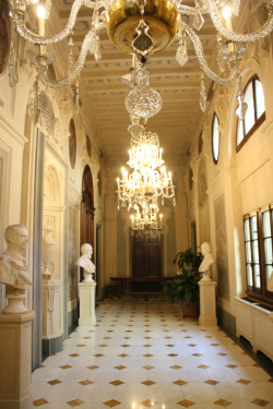 a-l-ancien-regime:  Renaissance palazzo restored  in Florence,