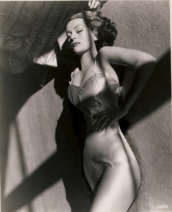 hoodoothatvoodoo:  Hazel Brooks 