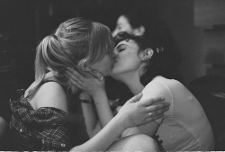 lipsticklesbians.tumblr.com/post/20064209856/