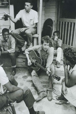 Bob Dylan plays on the back of the SNCC office in Greenwood,