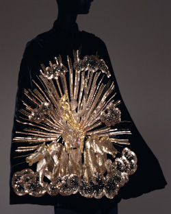 yeoldefashion:A breathtakingly sequined velvet evening cape entitled