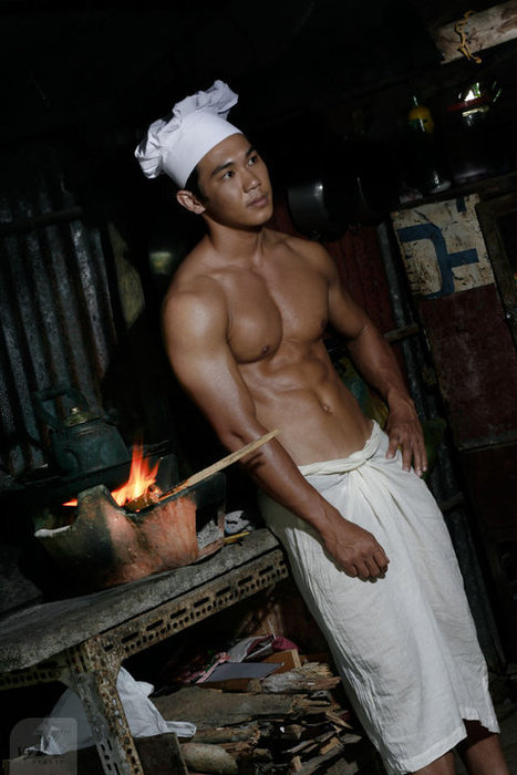 chinitongkalbo:   I know it’s unhygienic to cook without clothes but who cares!  