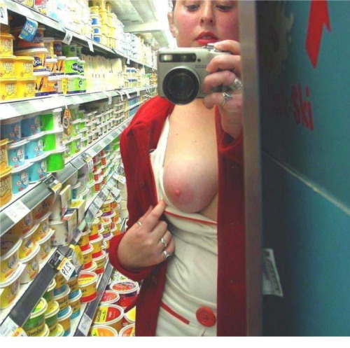 wivesinpublic:  self shot, in public, great photo! 