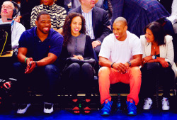 truebluenyg:  Justin Tuck and his wife enjoying the Knicks game