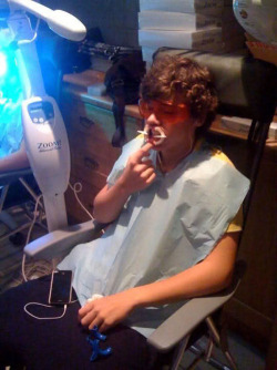  haha Harry back in the day getting his teeth whitened 