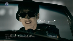 dreamingawayy:  Hyukjae looking HOT in sunglasses. 