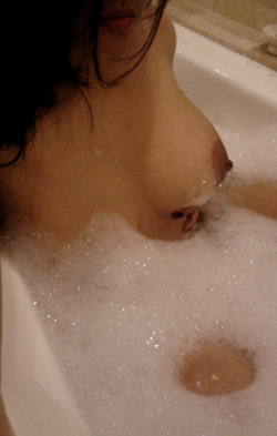 pousez:  a hot bubbly bath… i’m goin home today