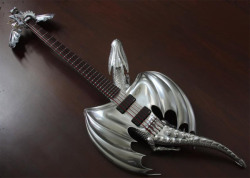 samanfuu:  ianbrooks:  Chrome Dragon Bass Guitar by Emerald