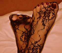 feetplease:  So pretty and delicate and dominant. 