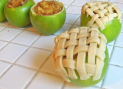 hellotothesea:  cosmictranquility:  Apple pie baked in apples.