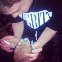 lezliexxx:  Real G’s get their toenails painted. (Taken with