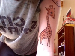 fuckyeahtattoos:  This is my giraffe, 2 days out! It is on my