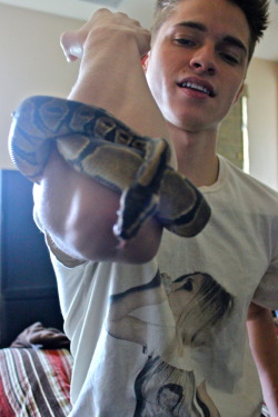 weheartdudes:  let me play with your snake