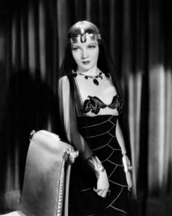 lacyceleste:  Claudette Colbert as Cleopatra. 