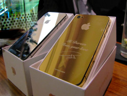 realcertified:  sa-lami:  Platinum & gold iPhones  herewow