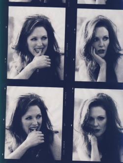 exhibitionistatheart:   Julianne Moore photographed by Alasdair