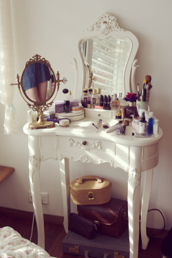 roomblr:  a wider shot of my make-up table. I keep hairpins,