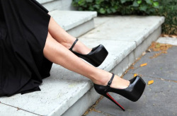 sexyplatformheels:  heelchorus:  Â» Christian Louboutin Lady