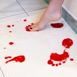 loveissuchalovelytorture:   shark-bones:   Bath mat turns red