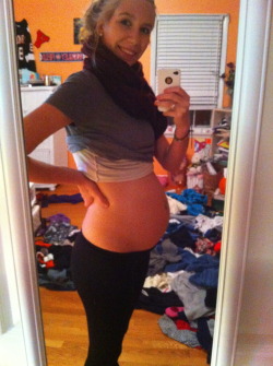 noahs-mommyy-blog:  28 weeeeks!!! and messy room sorrrry :) 