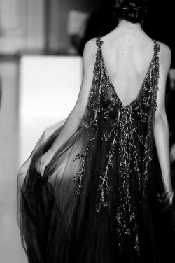 chanel-is-black-and-white:  love that dress 