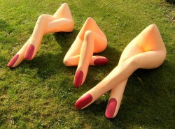 ymutate:Richard Mas, Sexy Fingers, found at richardmas-sculpteur.com