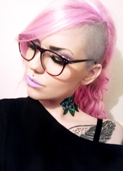 inked-unicorn:  Love my nerd fake glasses  