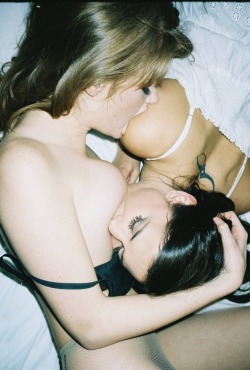 lipsticklesbians.tumblr.com/post/21166329882/