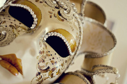 v-ii-v-e-r-e:  Masquerade by Leighton Wallis on Flickr. 