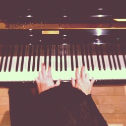 sierrakkusterbeck:  Piano shuffle @blakeve  (Taken with Instagram