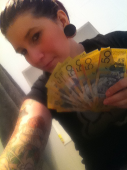 letsrollbabydoll:  Sleeve money!