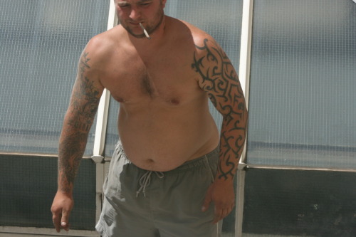 2bigblokes:  British stocky scaffolder. Tattooed and shirtless.