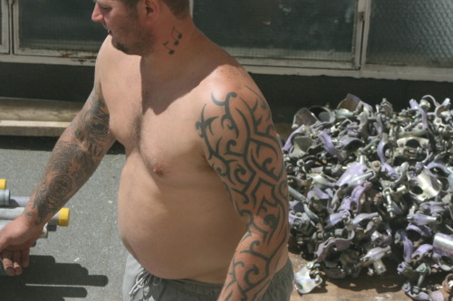2bigblokes:  British stocky scaffolder. Tattooed and shirtless.