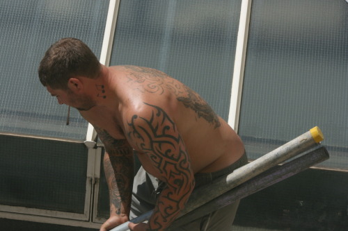 2bigblokes:  British stocky scaffolder. Tattooed and shirtless.