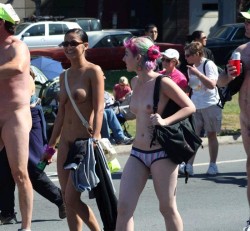 flashingfemales:  Bay to Breakers 2011.  Man I love this girls