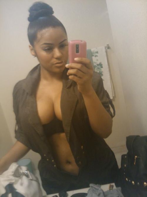 amsoserious:  http://amsoserious.tumblr.com  Tetas!!