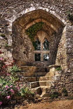 mint-tea-and-honey:  Isabella’s Window, Carisbrooke Castle,