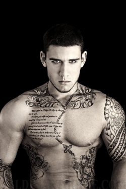 des-mecs-et-des-tattoos:  Vince Ramos, footballeur americain